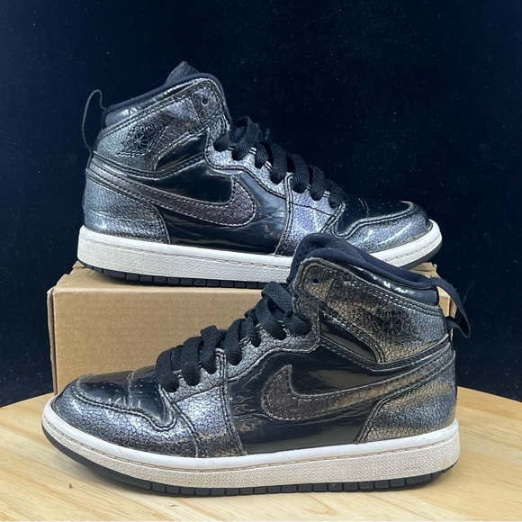Nike Air Jordan Retro 1 High BP Youth Shoes Sz 12C Youth Glossy Black 705303-017 - Picture 1 of 10